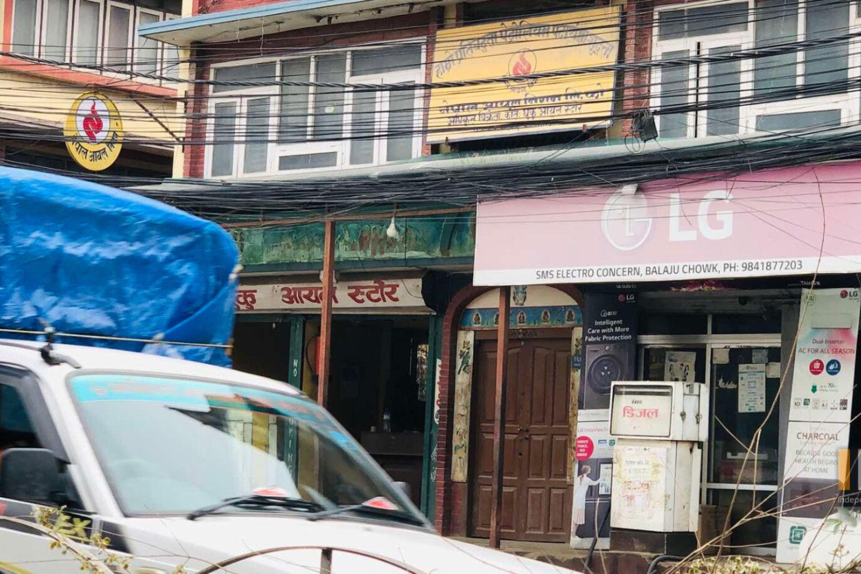 पेट्रोल पम्प कि पेट्रोल बम ? घरको खुड्किलामा पम्प, भुइँतलामा भण्डारण ट्यांकी