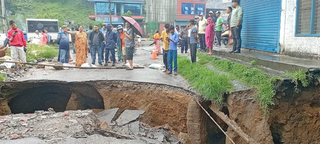 पोखरामा लगातार वर्षाले सडकसँगै घर भासियो