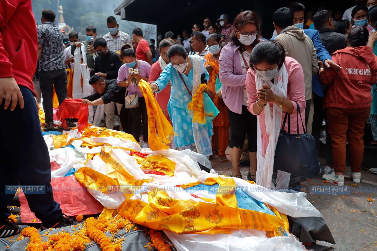 विमान दुर्घटनामा मृत्यु भएका एकै परिवारका ७ जनाकाे दाहसंस्कार