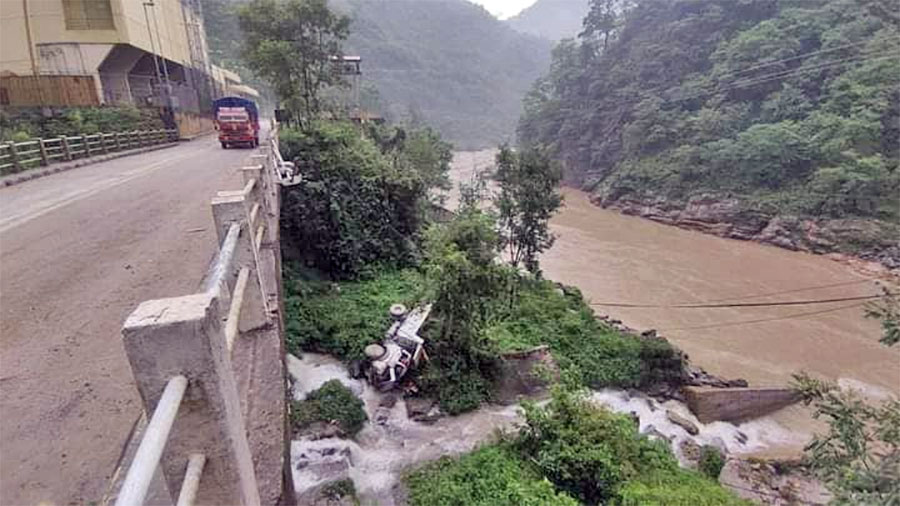 टिपर खस्दा चालकको मृत्यु