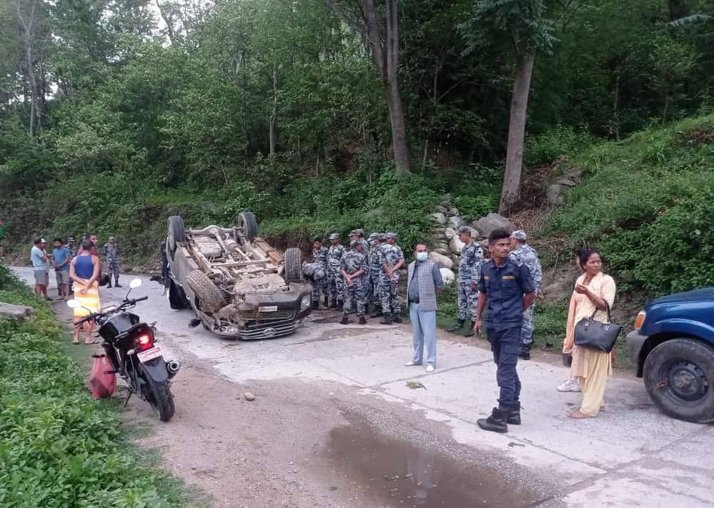 अध्यक्षसहित ६ जना सवार गाउँपालिकाको गाडी दुर्घटना