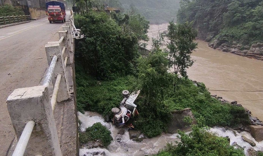 रूवाखोलाको पुलबाट टिपर खस्दा चालकको मृत्यु