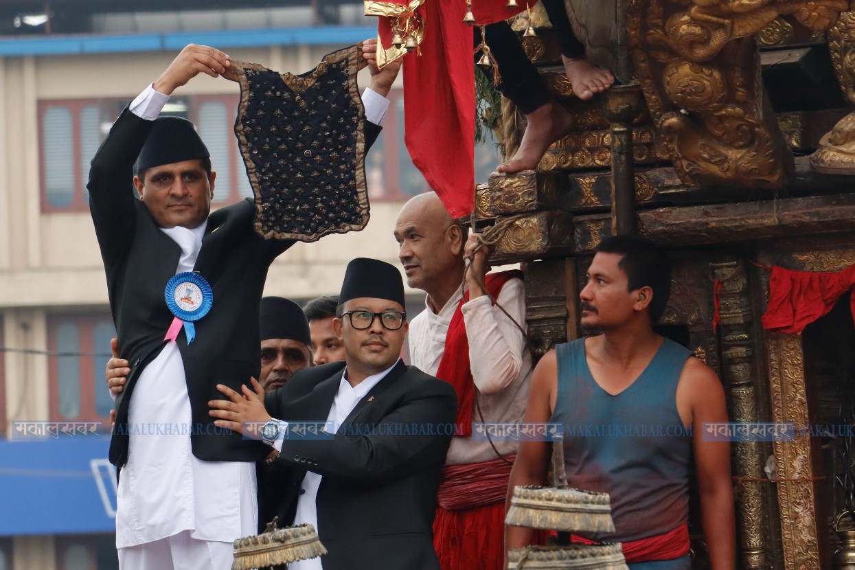 २ वर्षपछि राष्ट्रपतिको उपस्थितिमा देखाइयो रातो मच्छिन्द्रनाथको भोटो (जात्रा कथा/तस्वीरहरु)
