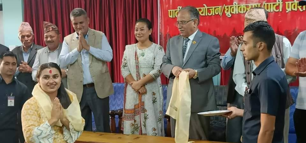 माओवादी केन्द्रमा पार्टी प्रवेश गर्नेहरूलाई प्रचण्डद्वारा खादा ओढाएर स्वागत