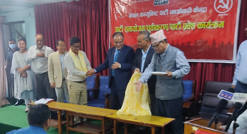 एमालेभित्र ओली नहुने हो भने हजारौँलाई समाजवादी यात्रामा डाेर्याउन सकिने प्रचण्डको दाबी