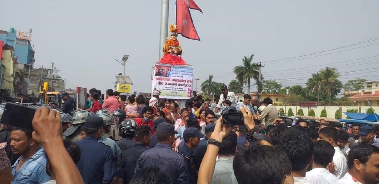 वीरेन्द्रको सालिक राख्न खोज्दा नेपालगञ्जमा तनाव