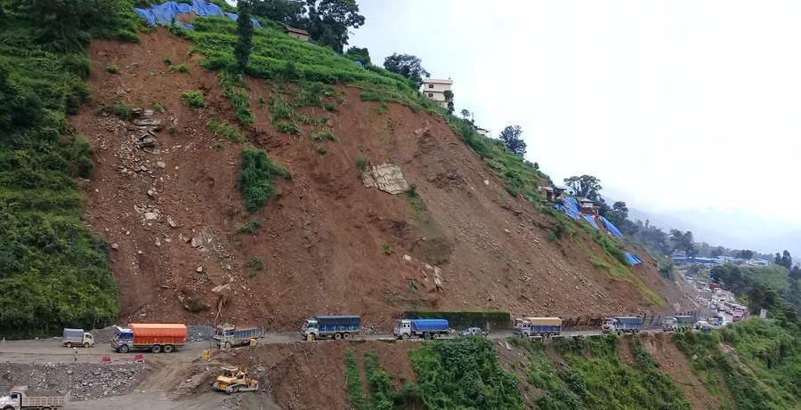 नाग्दी खोलामा पहिरो, नारायणगढ-मुग्लिन सडक अवरुद्ध