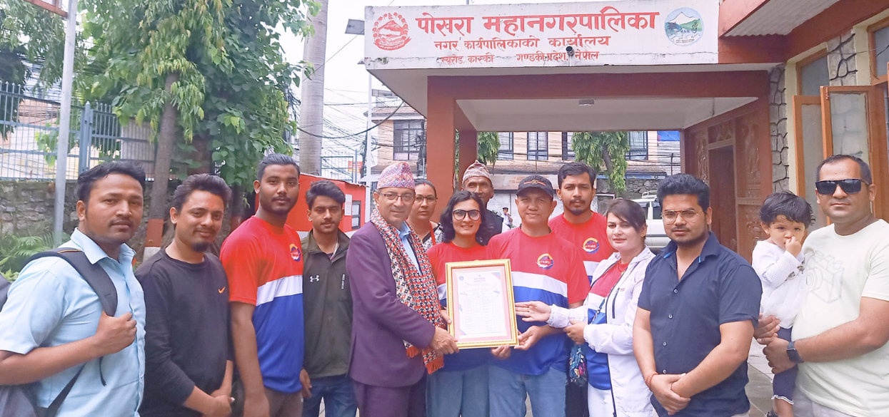 पोखराका मेयरलाई अटेरी अभियानले दियो उनकै घोषणापत्र मायाको चिनो