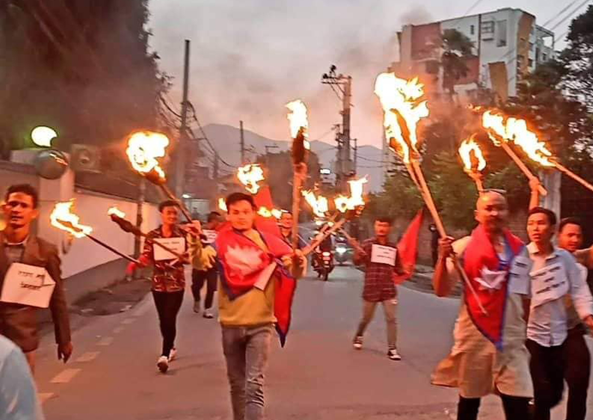 इन्धनमा मूल्यवृद्धिको विरोधमा राप्रपा नेपालनिकट संगठनको राँके जुलुस