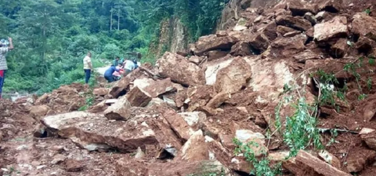 सङ्खुवासभामा लगातार वर्षा, पहिरोले भोटखोला जाने सडक अवरुद्ध
