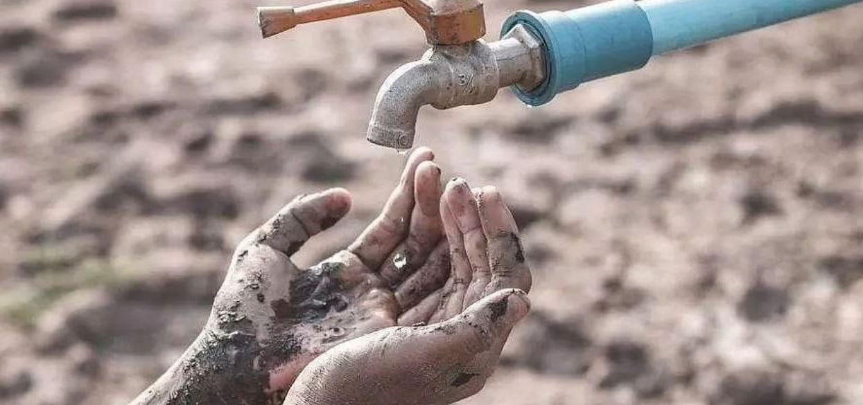 बैतडीको खोडपे बजारमा खानेपानीको चरम अभाव, दमकलबाट आपूर्ति गरिँदै