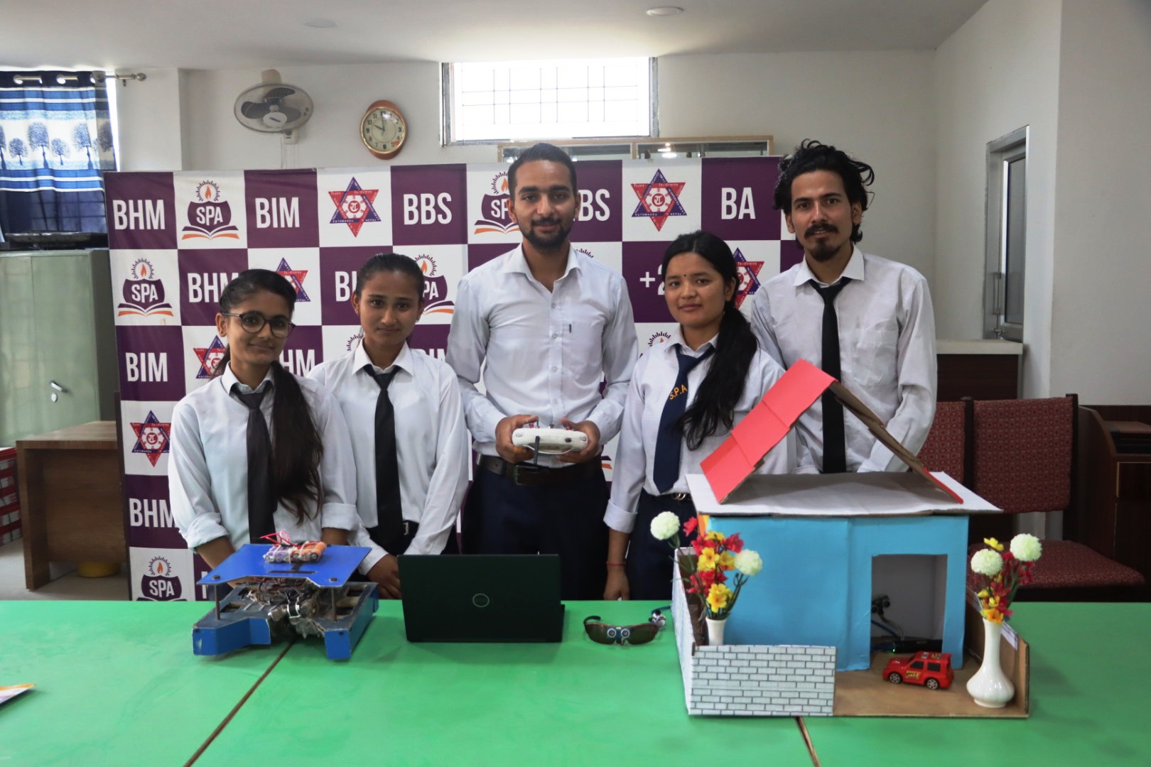 एसपीएका विद्यार्थीले बनाए एसी, फ्रीज, टिभी र बत्ती कन्ट्रोल गर्ने ‘स्मार्ट होम’