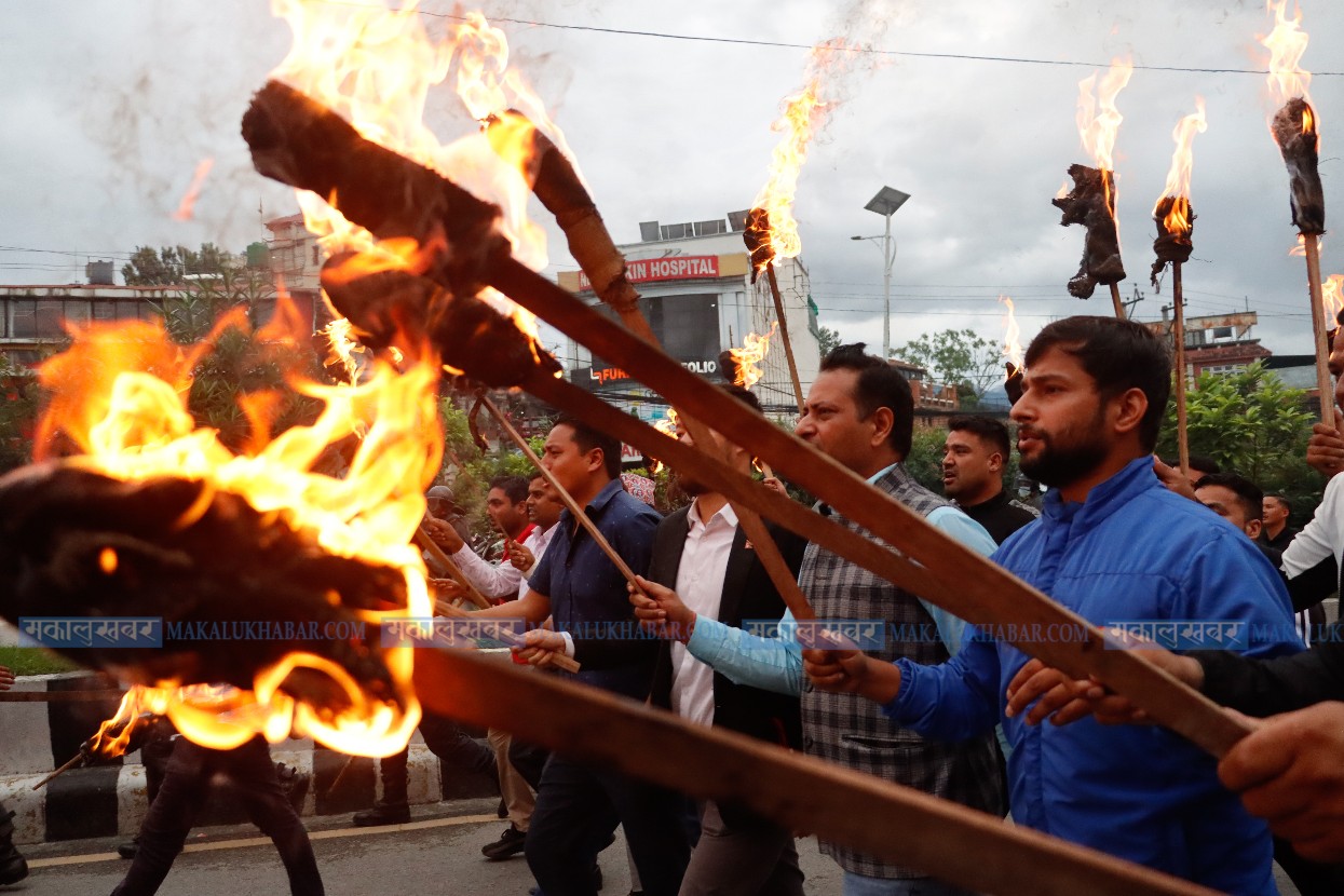 सरकारको हतियार किन्ने निर्णयविरूद्ध युवा संघको प्रदर्शन (तस्बिरहरू)