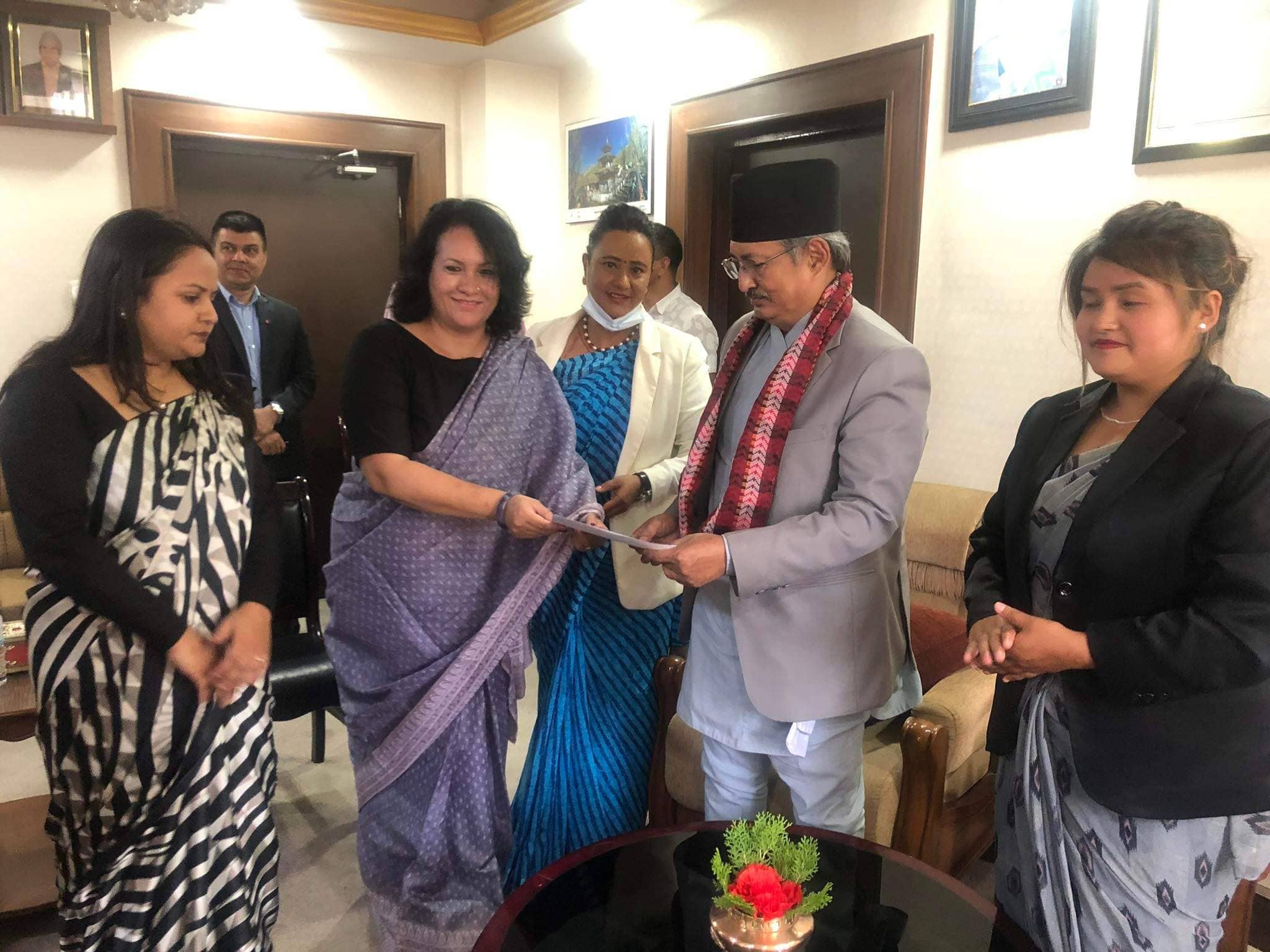 १३ बुँदे मागसहित राप्रपाको महिला संगठनले बुझायो गृहमन्त्रीलाई ज्ञापन