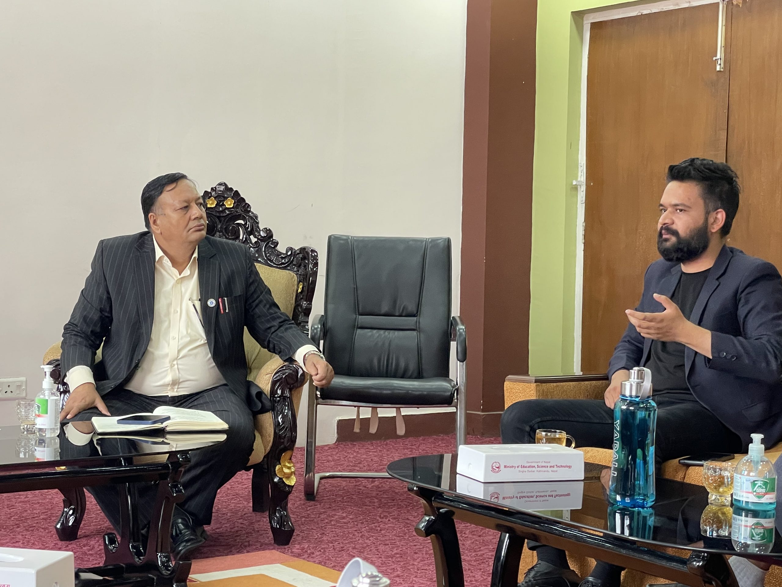 शिक्षामन्त्रीले बालेनलाई भने– ‘हामी बनाउँछौँ हाम्रो विद्यालय अभियानमा लाग्नुस्, मन्त्रालयले सहयोग गर्छ’