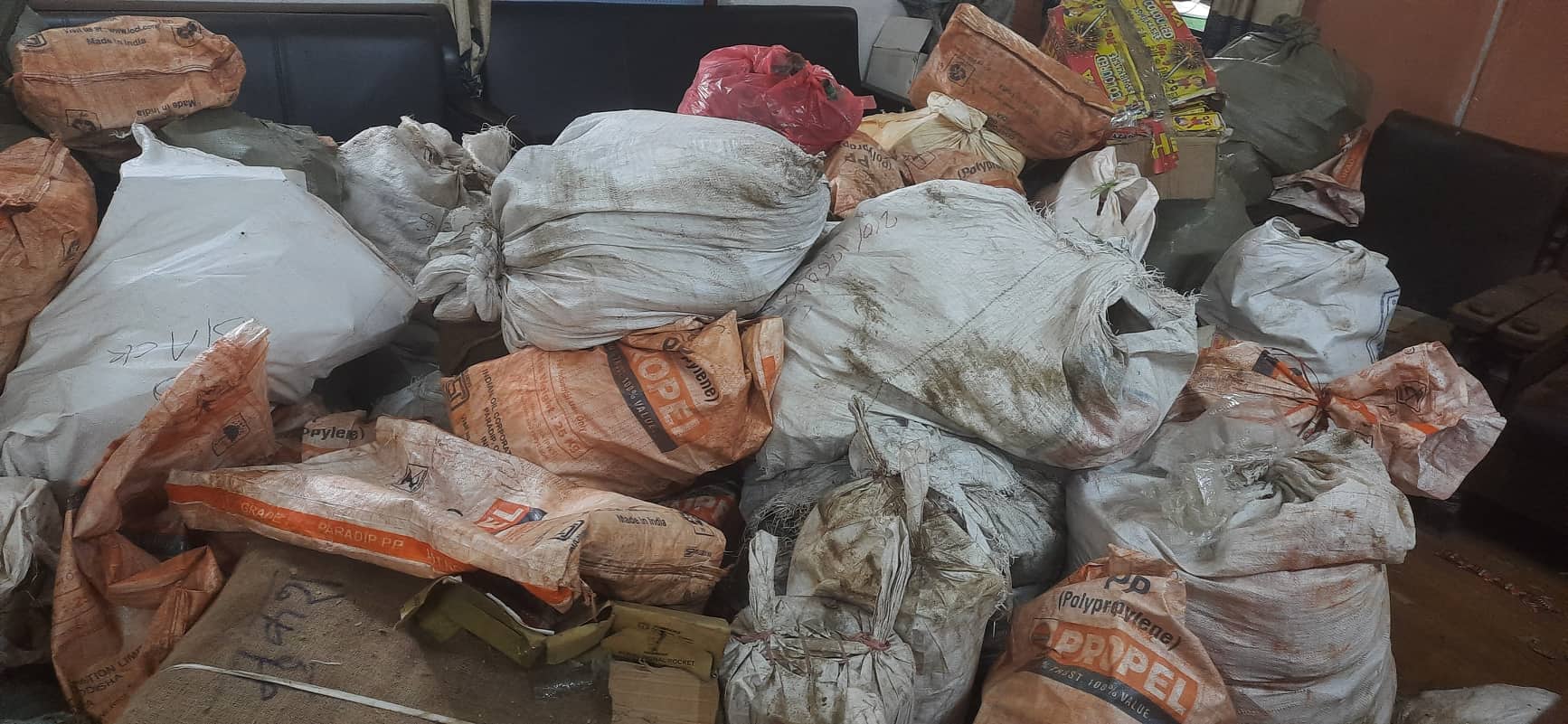 राजस्व छलेर ल्याइएका एक करोडका सामान बरामद