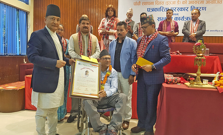 इन्जा खोजी पत्रकारिता पुरस्कार पत्रकार गजेन्द्र बुढाथोकीलाई