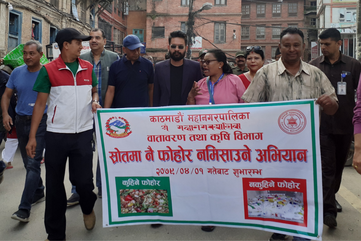 कुहिने र नकुहिने फोहोर भान्सामै छुट्याउन आग्रह गर्दै बालेन घरदैलोमा