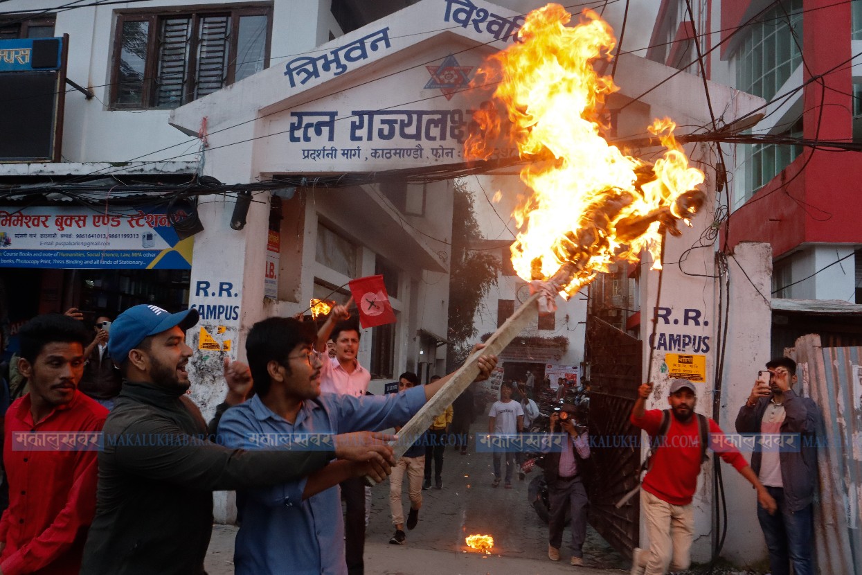 नेवि संघले जलायाे गभर्नरकाे पुत्ला (तस्वीरसहित)