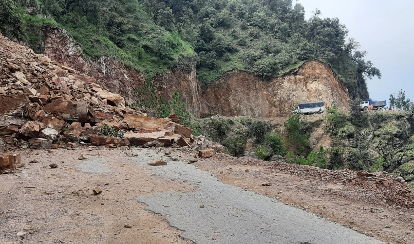अवरुद्ध दशरथचन्द राजमार्ग खुल्यो