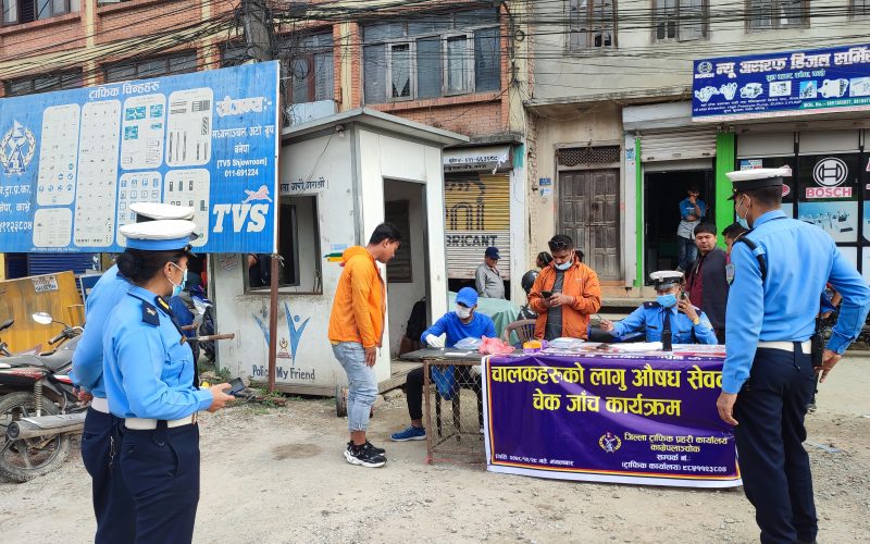 ट्राफिक प्रहरीले गर्‍याे ट्रिपर चालकहरूकाे लागुऔषध सेवन चेकजाँच