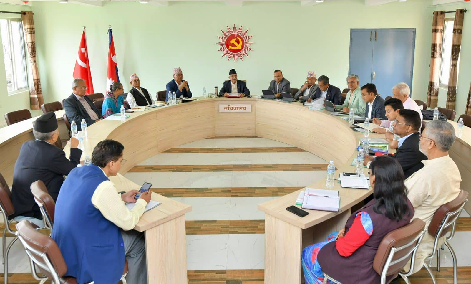 एमालेकाे सचिवालय बैठक पार्टी कार्यालय च्यासलमा सुरु
