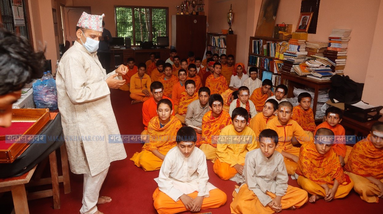 गुरु पूर्णिमामा गुरुजनप्रति सम्मान (तस्बिरहरू)