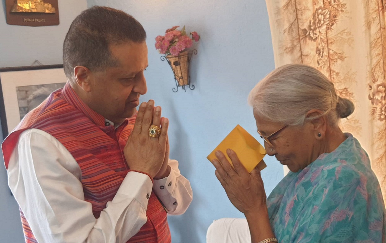 पुरस्कार राशिलाई दाेब्बर गरी बसन्त चौधरीद्वारा स्रष्टा परिवारलाई प्रदान