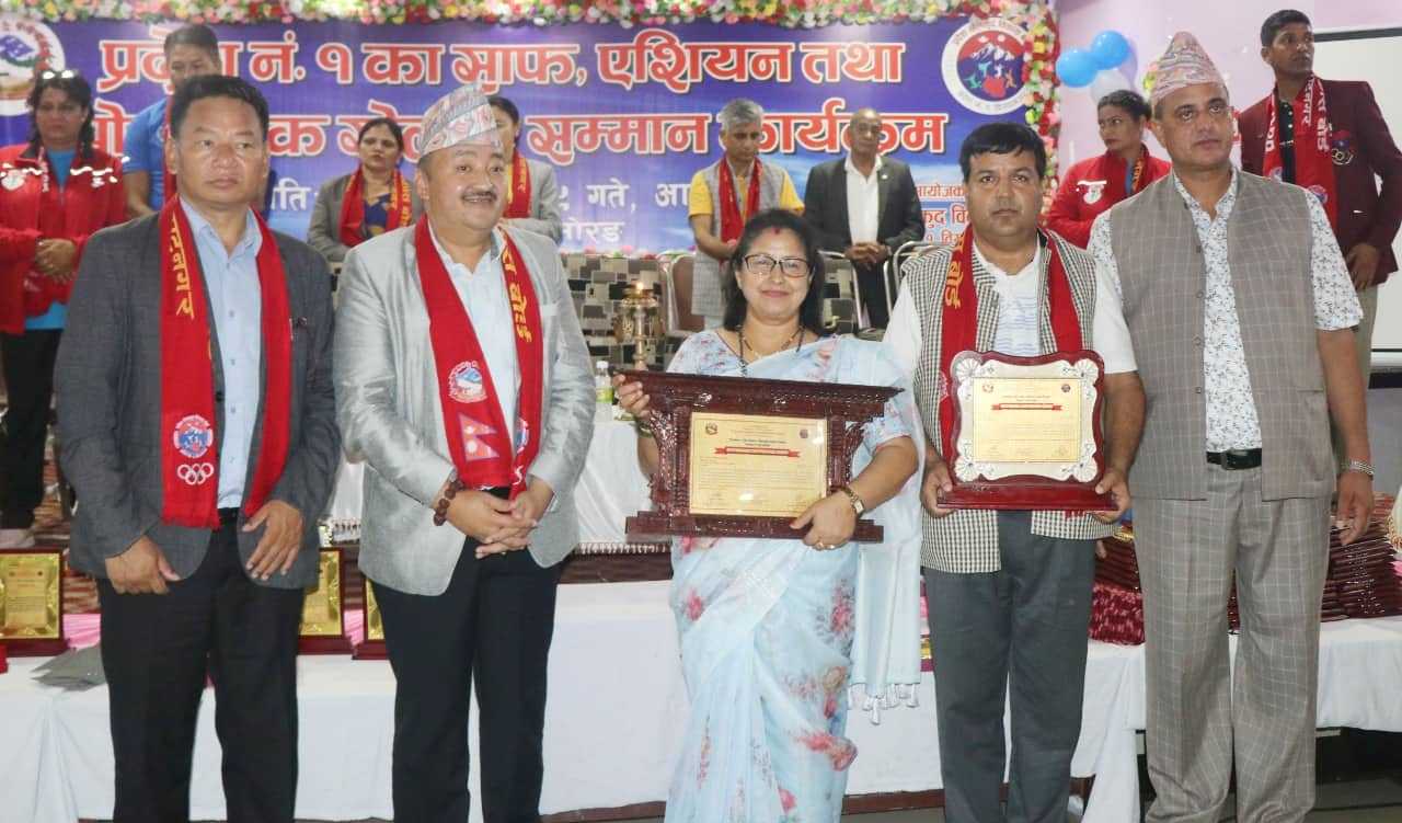 डा. सुनिल शर्मा दम्पती सम्मानित, मुख्यमन्त्रीले गरे प्रशंसा
