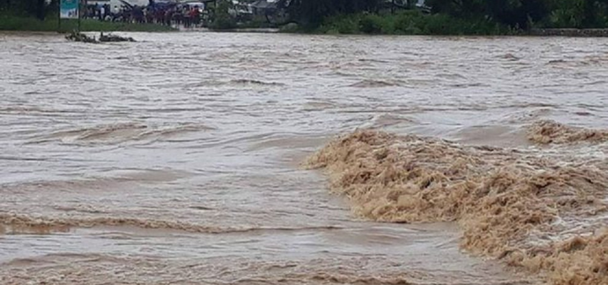 बाढीमा फसेका २० जनाको सशस्त्र प्रहरीले गर्याे उद्धार