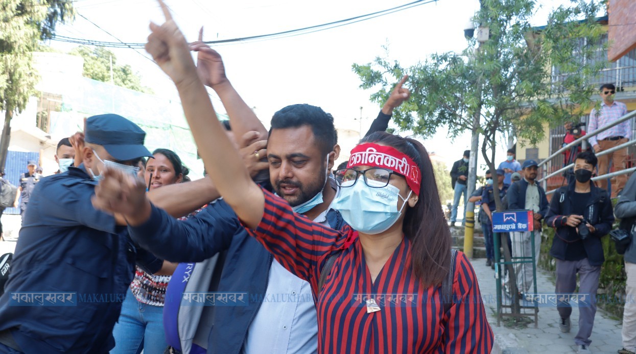 गभर्नरविरुद्धको प्रदर्शनमा प्रहरी हस्तक्षेप, केही घाइते (तस्बिरहरू)
