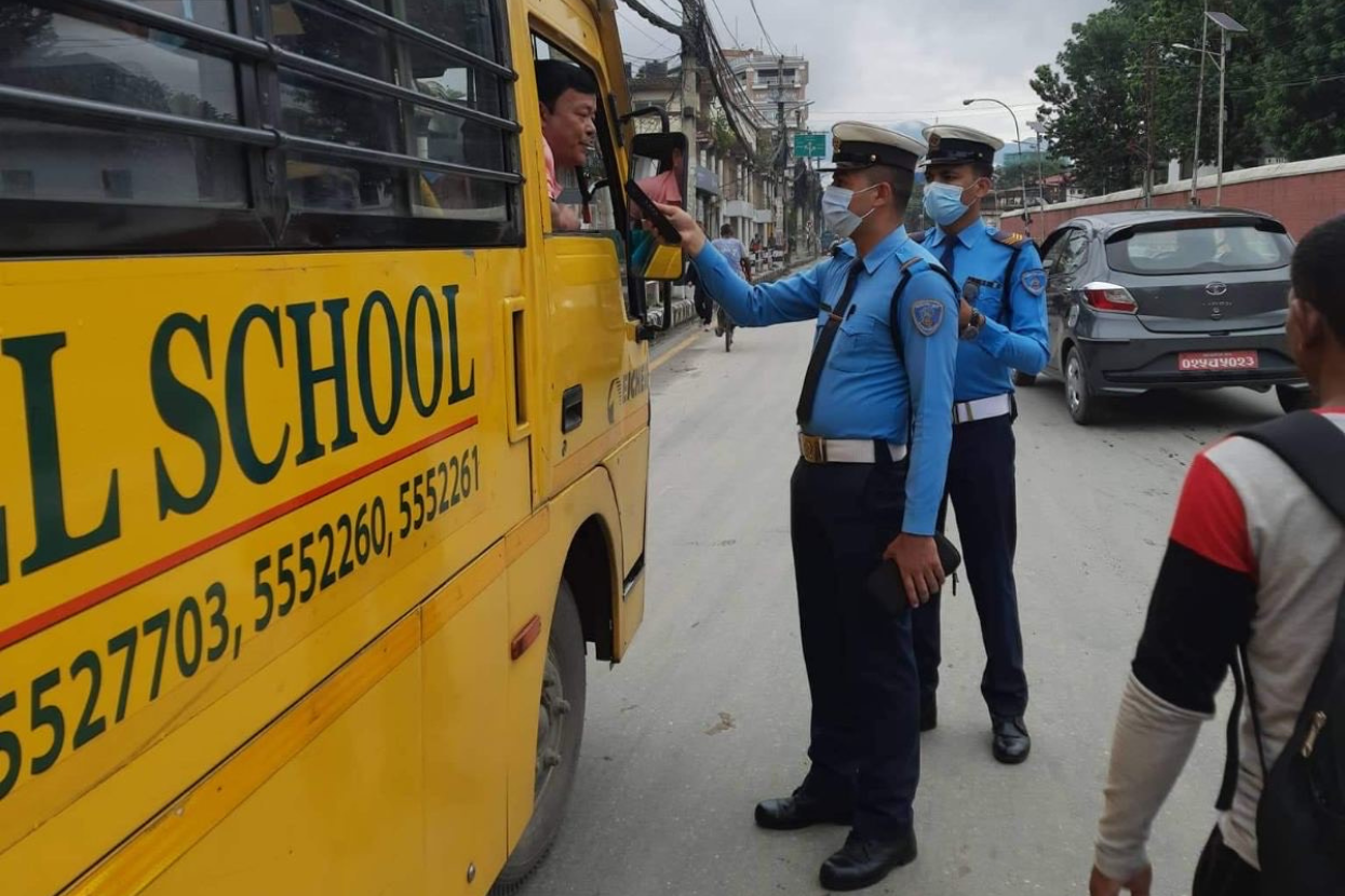 मादक पदार्थ सेवन गरी स्कुल बस हाक्ने चालक कारबाहीमा