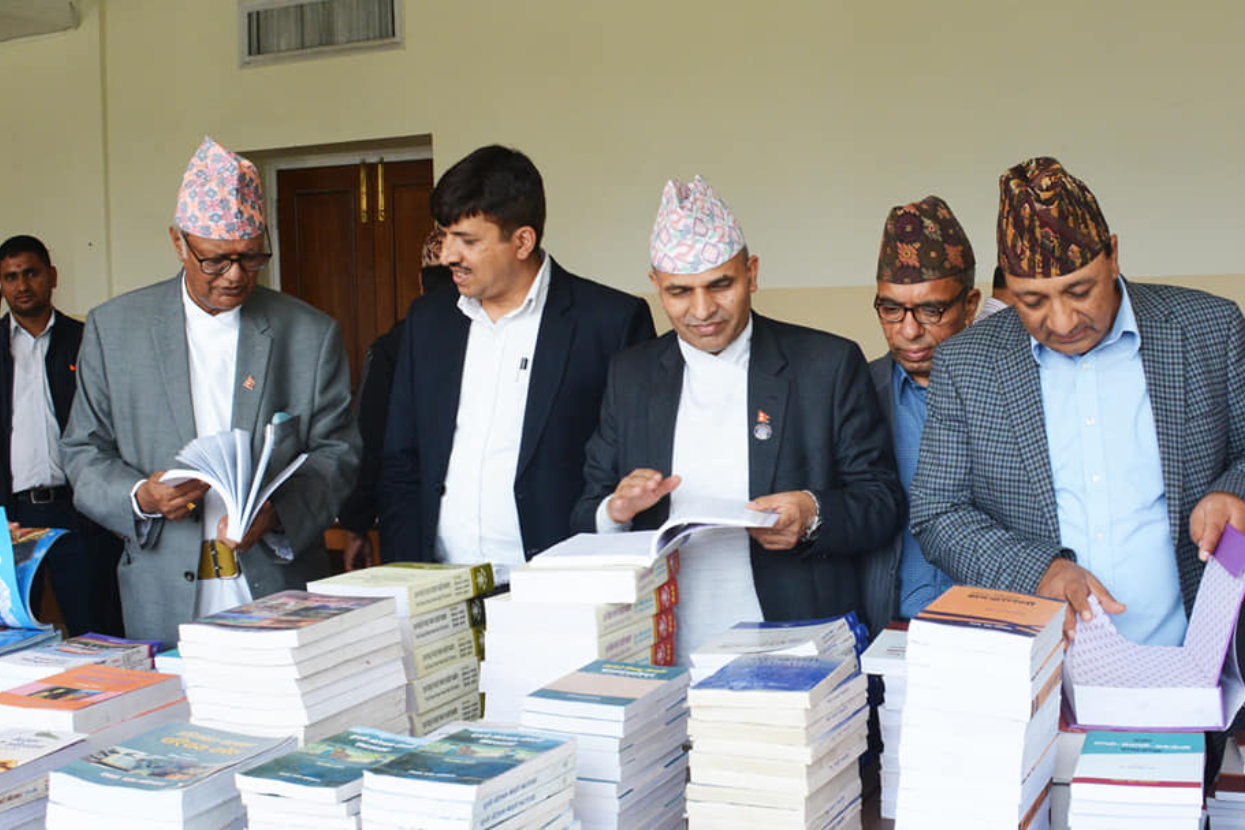 प्रज्ञा प्रतिष्ठानमा ३ रुपैयाँ देखि १८ सयसम्मका पुस्तक प्रदर्शनीमा