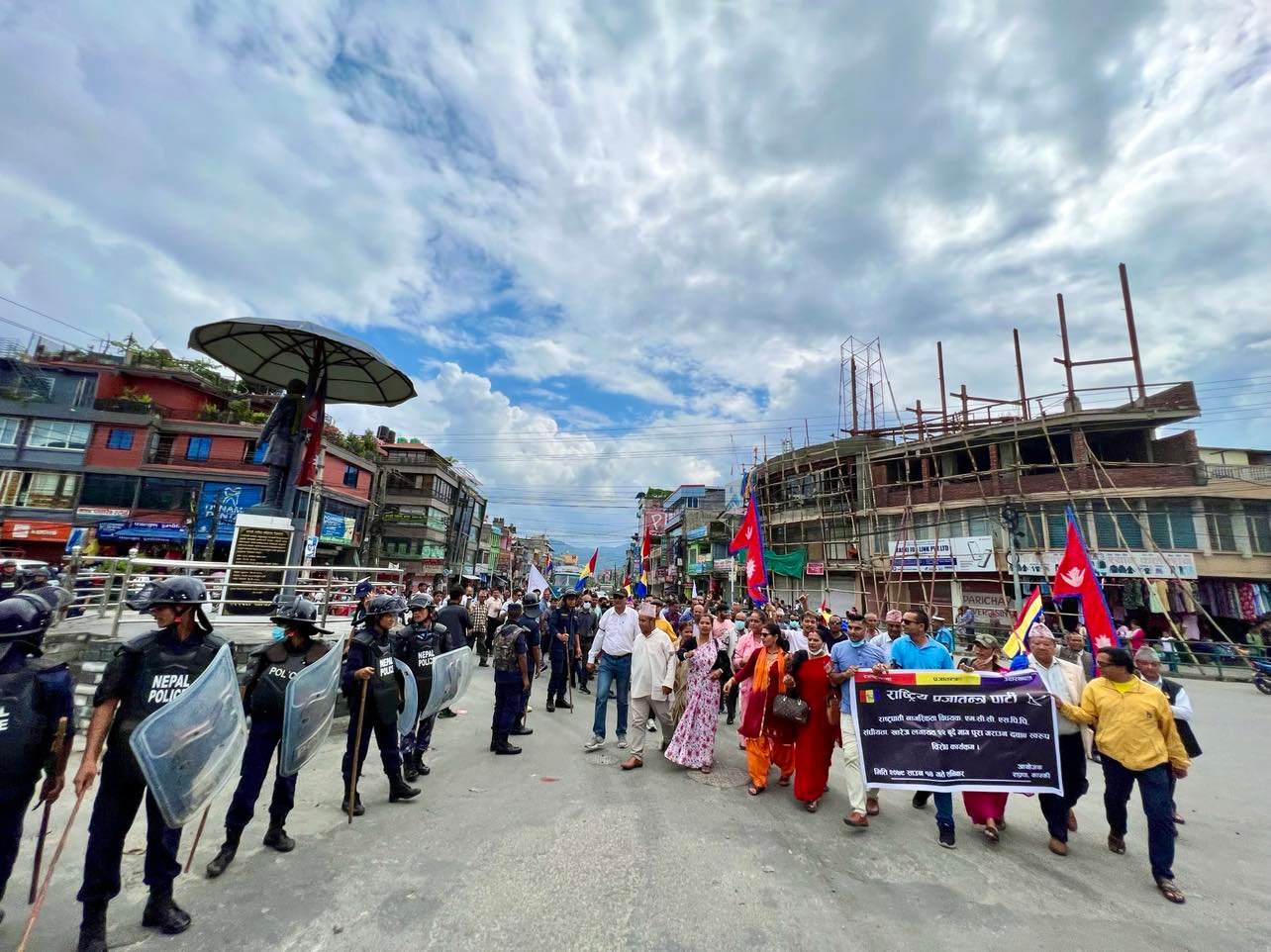 २२ बुँदे माग सहित पोखरामा राप्रपाको चक्काजाम
