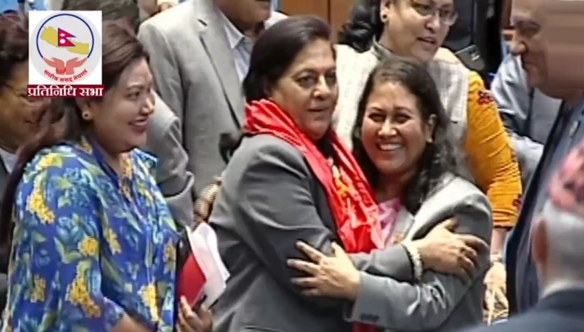 आफूलाई पराजित गरेर उपसभामुख बनेकी पुष्पालाई विद्याकाे ‘हग’ (भिडिओसहित)