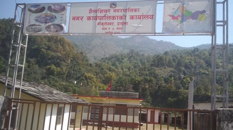शैल्यशिखर नगरपालिकाले हटायो करारका कर्मचारी