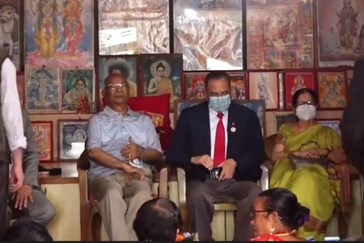 भरतमोहन अधिकारी स्मृति प्रतिष्ठानद्वारा ज्येष्ठ नागरिकलाई माेबाइल वितरण