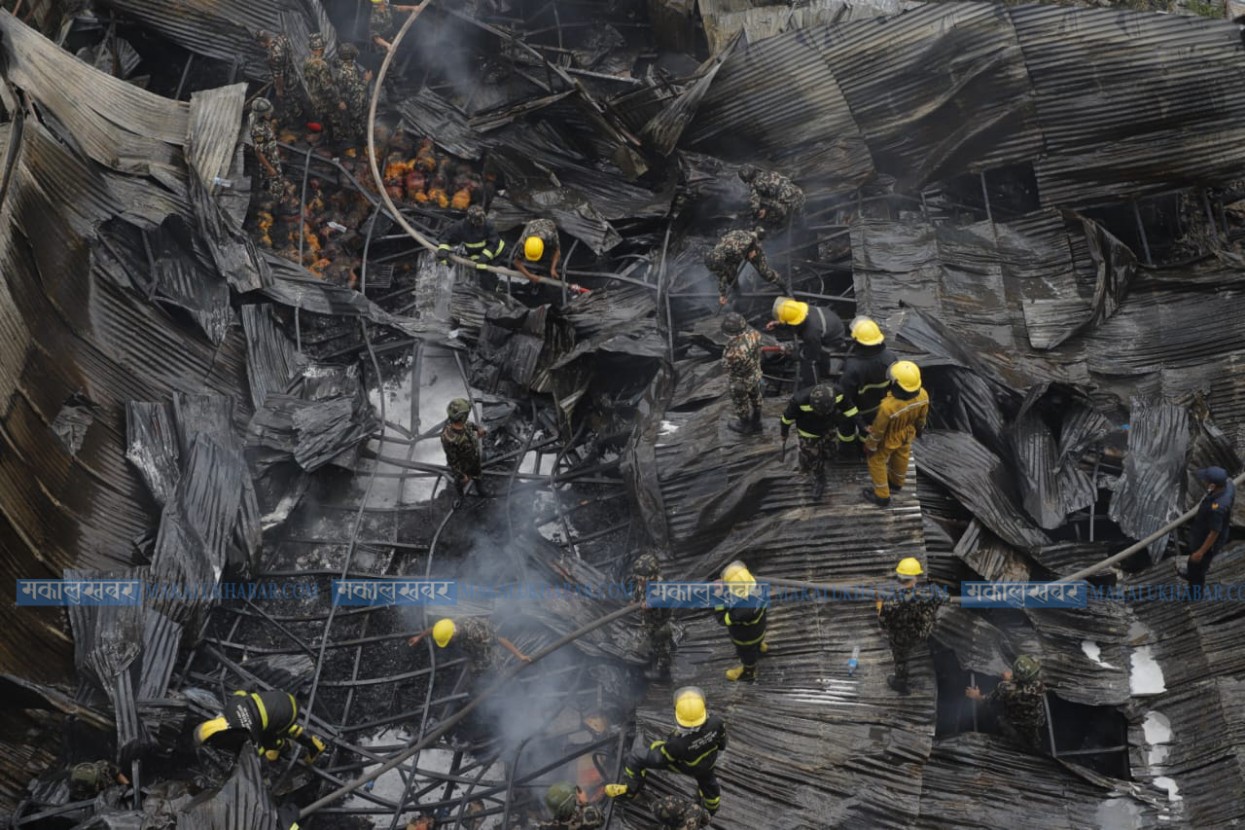 ‘अन वर्ल्ड फुटवेयर’मा आगलागी, ४ करोडभन्दा बढीको धनमाल जलेर नष्ट (तस्वीरहरू)