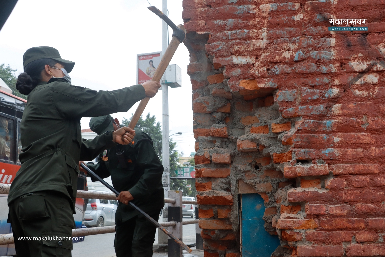 भोटाहिटी-रत्नपार्कमा भत्काउन बिहानै चल्यो डोजर