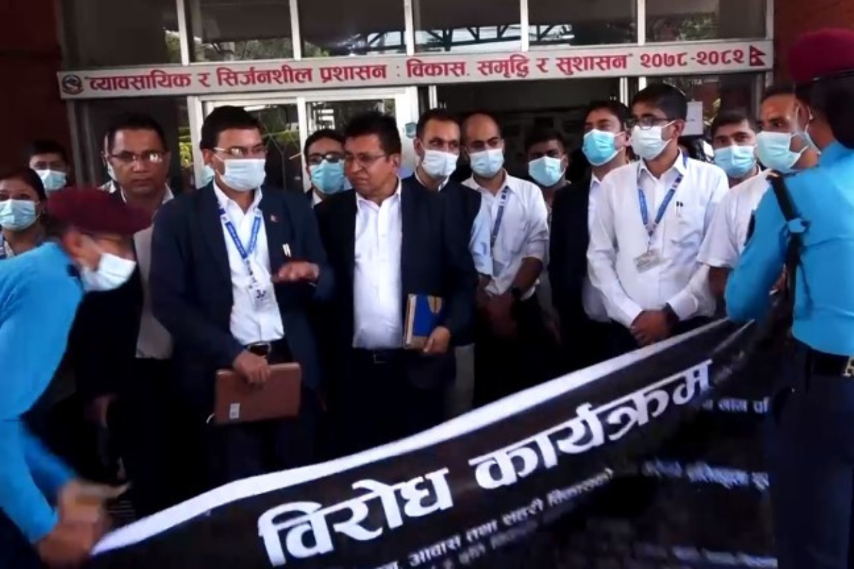 स्थानीय पूर्वाधार विकास विभागलाई सहरी विकास मन्त्रालयमा गाँभ्ने निर्णयविरुद्ध कर्मचारी आन्दोलित