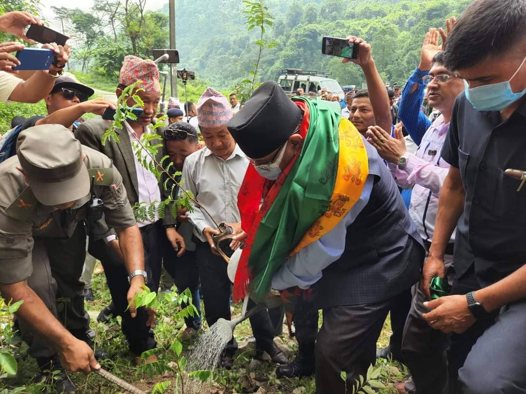 हर्क साम्पाङकाे निम्ताेमा वृक्षाराेपण गर्न धरान पुगे प्रचण्ड