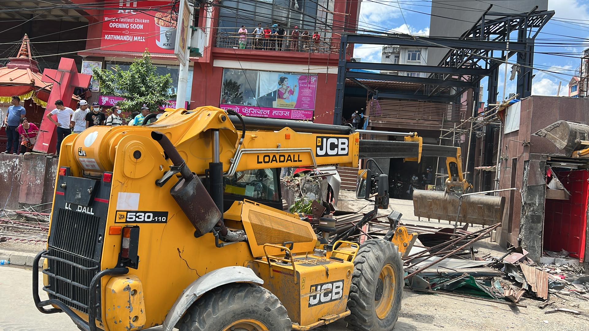 काठमाडौँ मलमा चल्याे बालेनकाे डाेजर