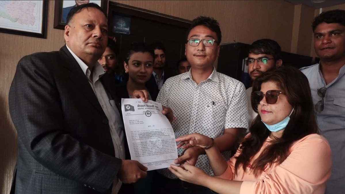 शैक्षिक सुधारकाे माग राख्दै नेविसंघले बुझायाे शिक्षामन्त्रीलाई ज्ञापन