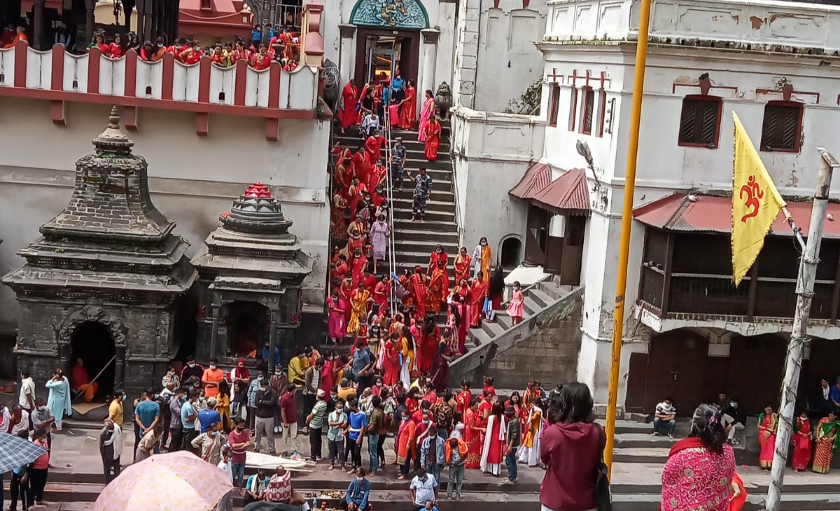 पशुपतिनाथको पूर्वी मूलढोका खोल्दा तीज बर्तालुको दर्शनमा सहज