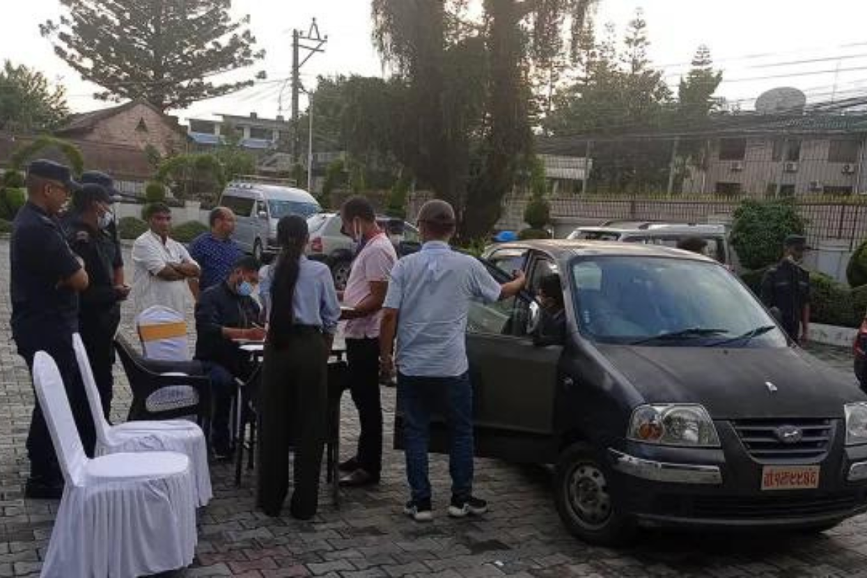 ६ लाख घुस लिँदालिँदै समातिए मन्त्रालयका उपसचिव