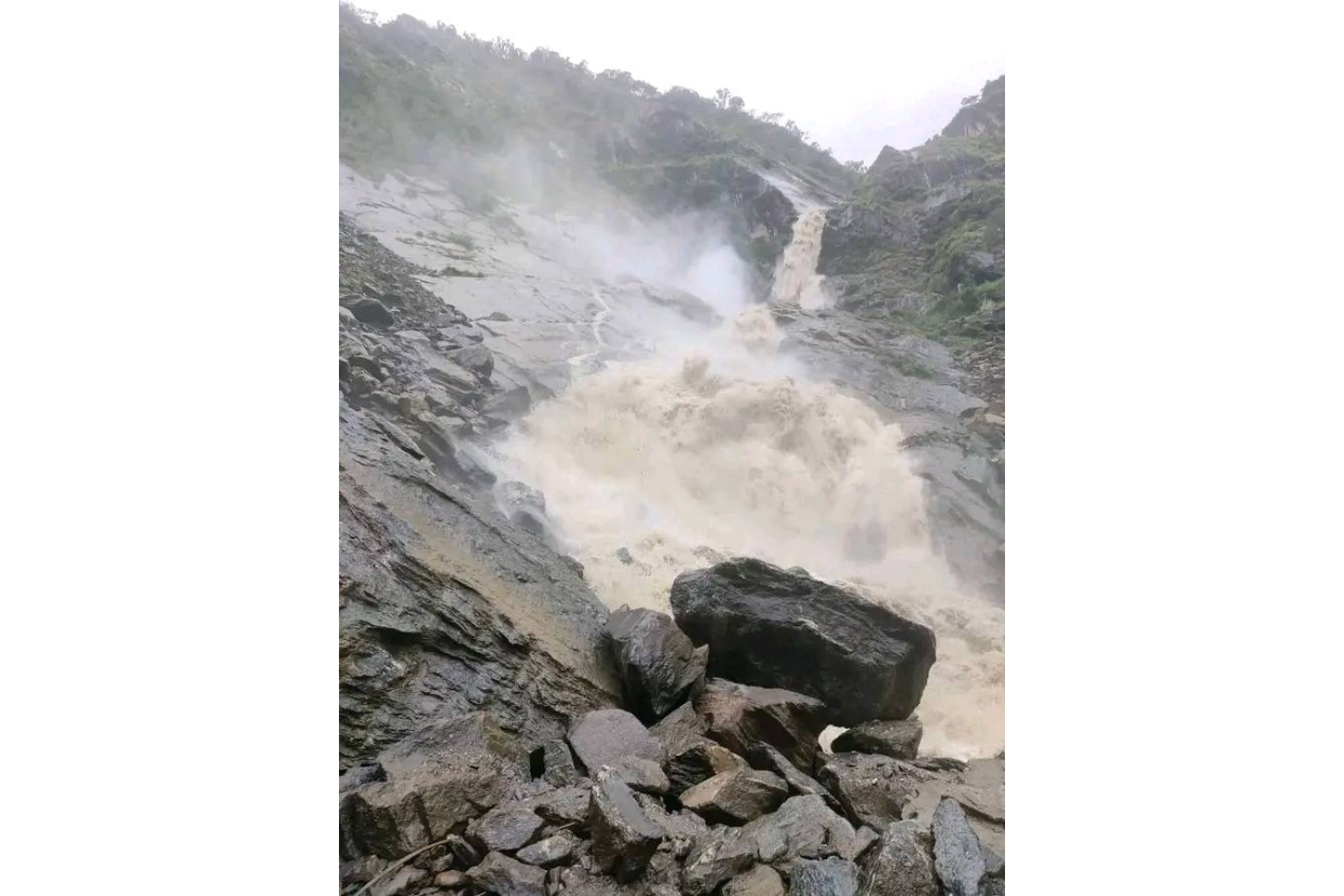 बाढी र पहिरोका कारण नासिँदैछ रुप्सेको सौन्दर्य