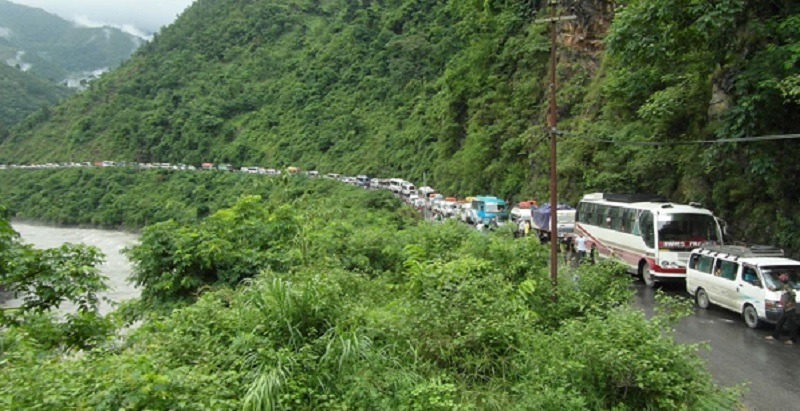 आठ घण्टापछि आँबुखैरेनी-मुग्लिन सडकखण्ड दुईतर्फी सञ्चालन