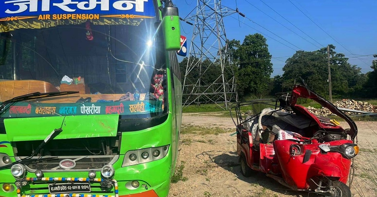 बसले अटोलाई ठक्कर दिँदा तीन जनाको मृत्यु