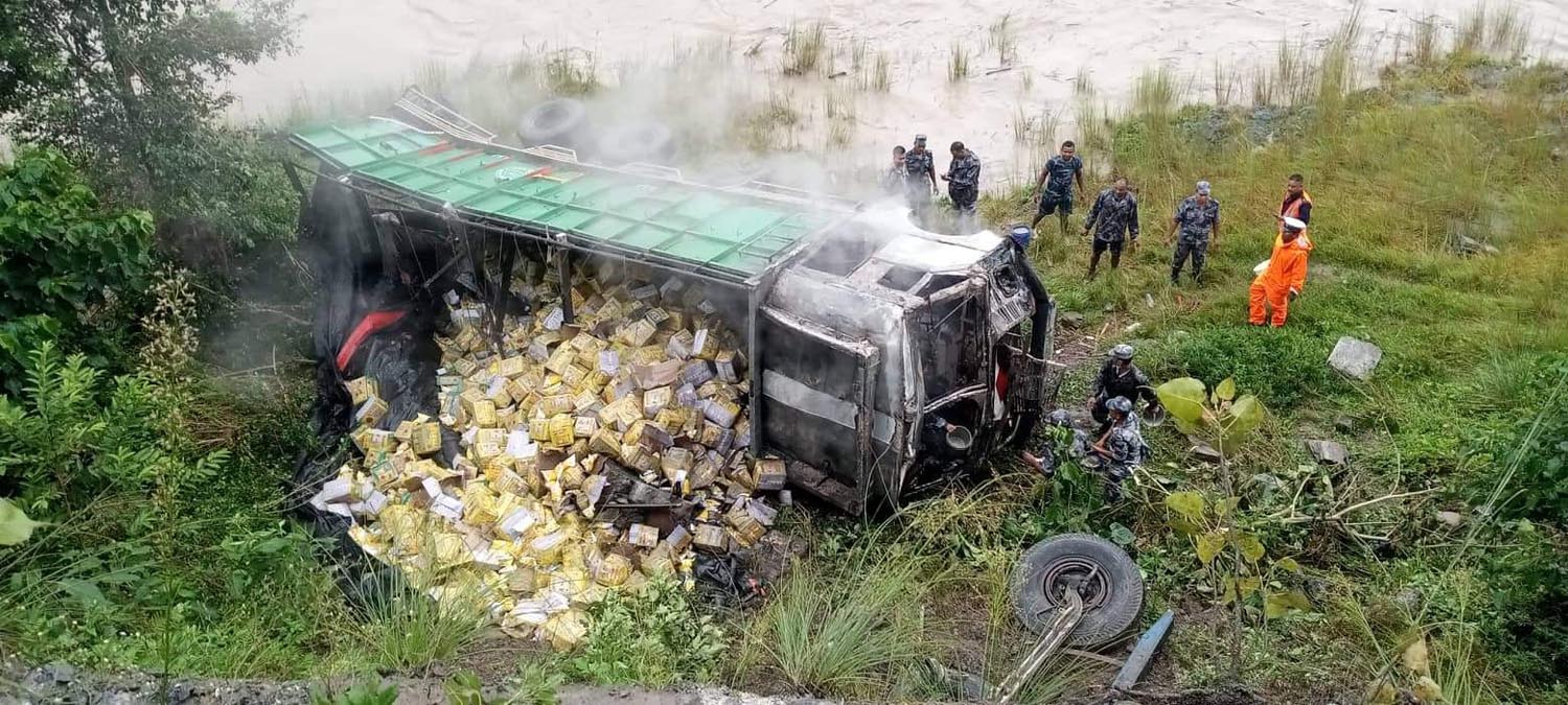 अर्घाखाँचीमा ट्रक खस्यो, चालक र सहचालकको ज्यान गयो
