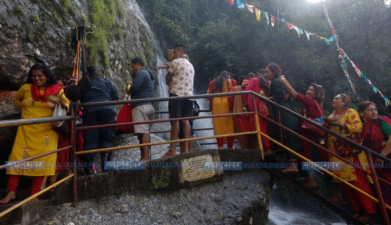 साउनको चौथो सोमबार बौंडेश्वर महादेवमा श्रद्धालुको भिड (तस्बिरहरू)